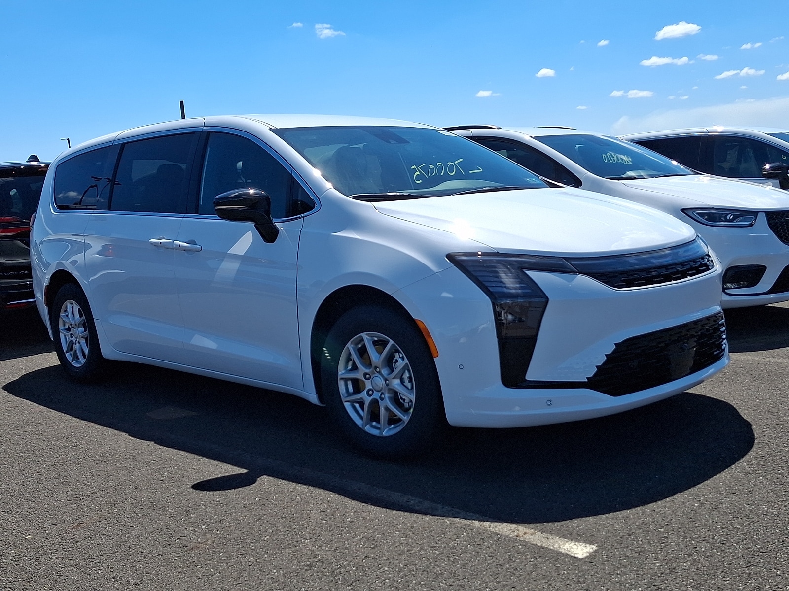 2027 Chrysler Pacifica Select's photo