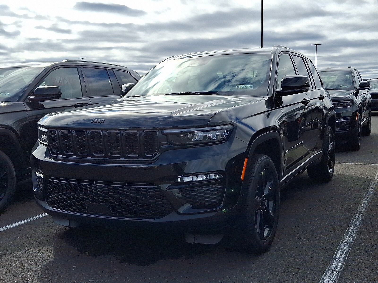 2025 Jeep Grand Cherokee Limited photo 3