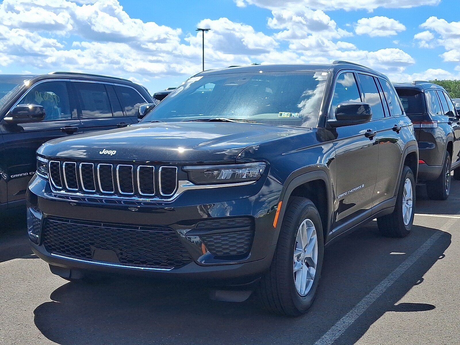 2025 Jeep Grand Cherokee Laredo photo 3