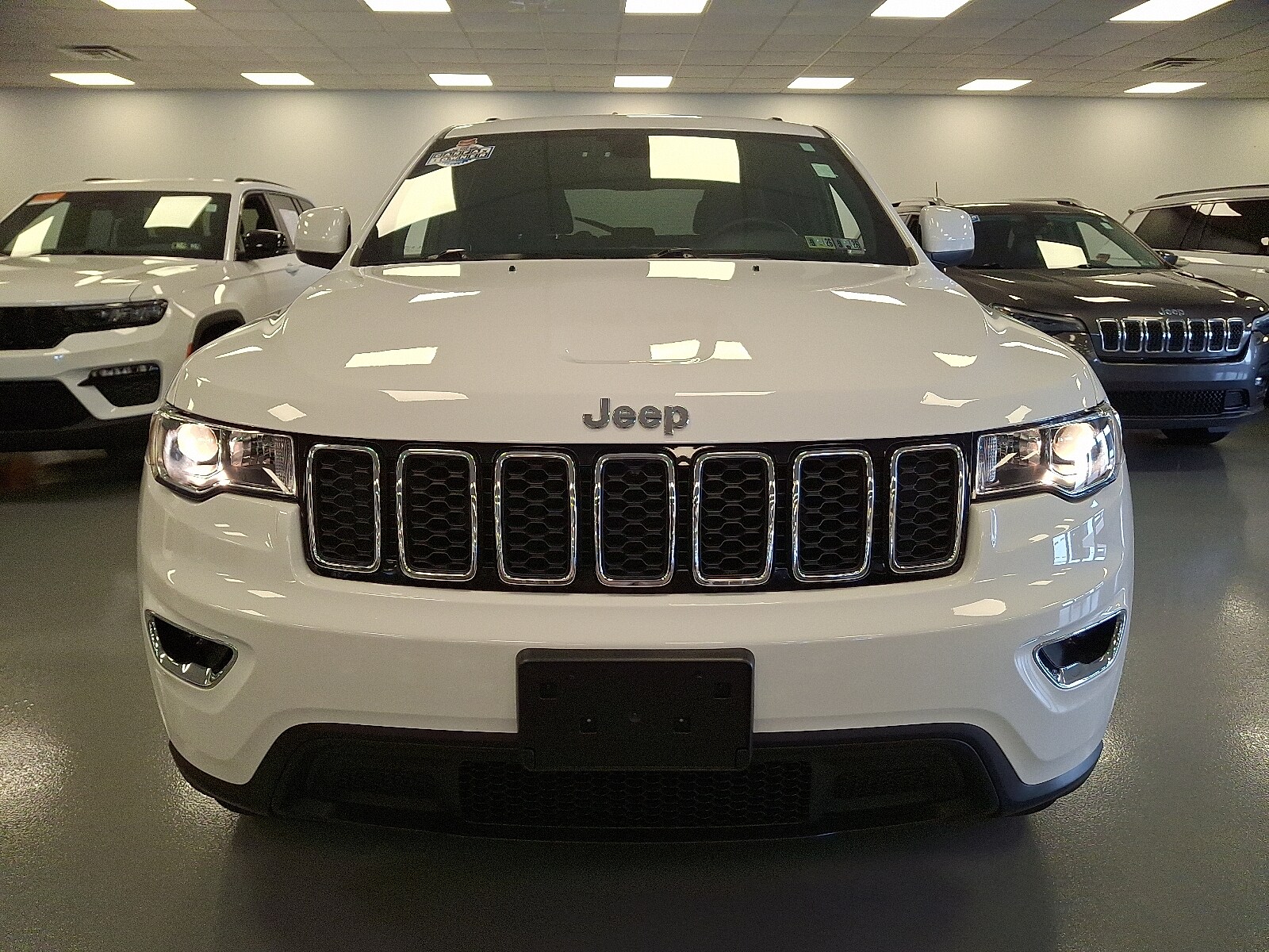 2020 Jeep Grand Cherokee Laredo E photo 2
