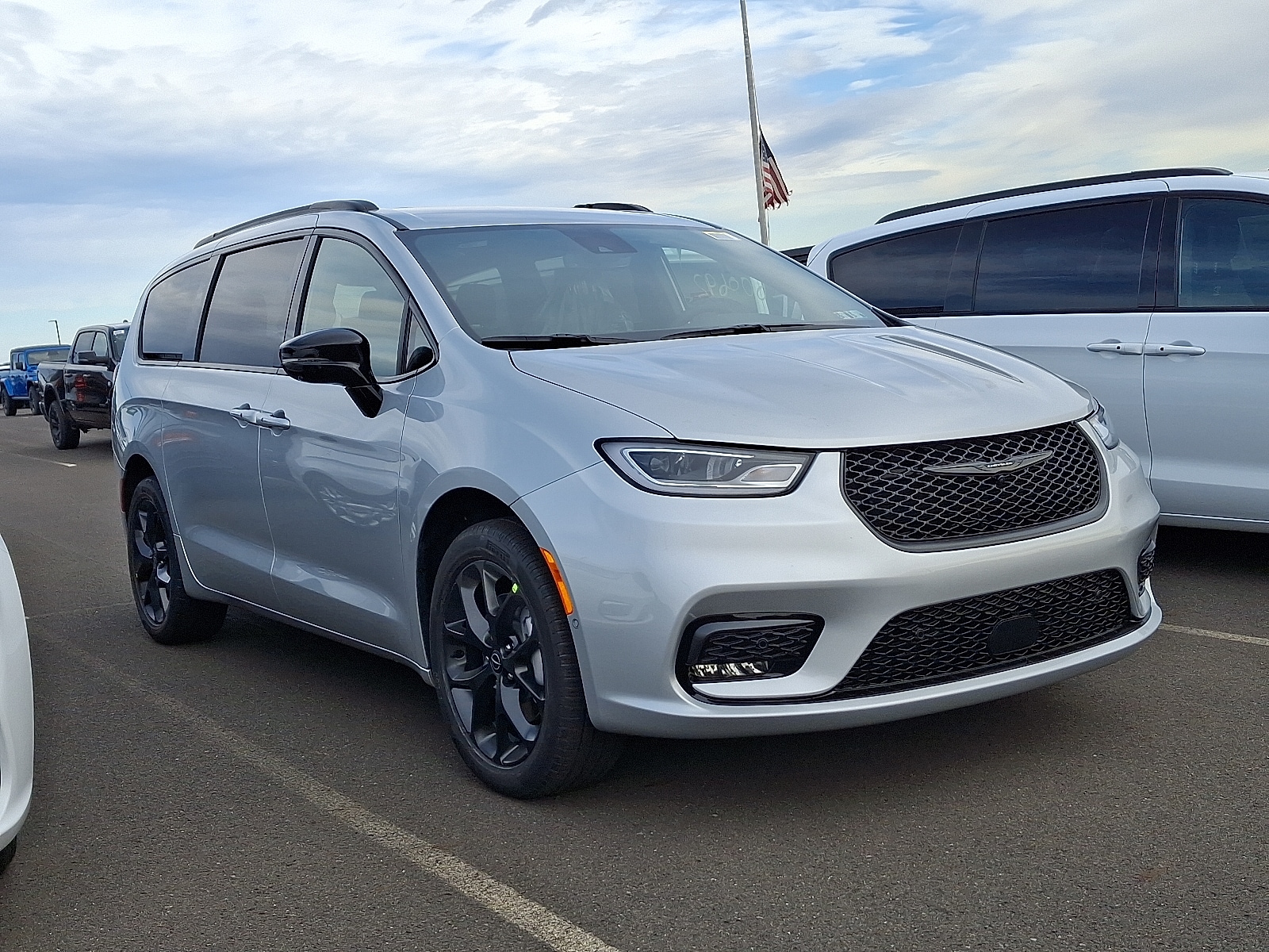 2026 Chrysler Pacifica Select's photo