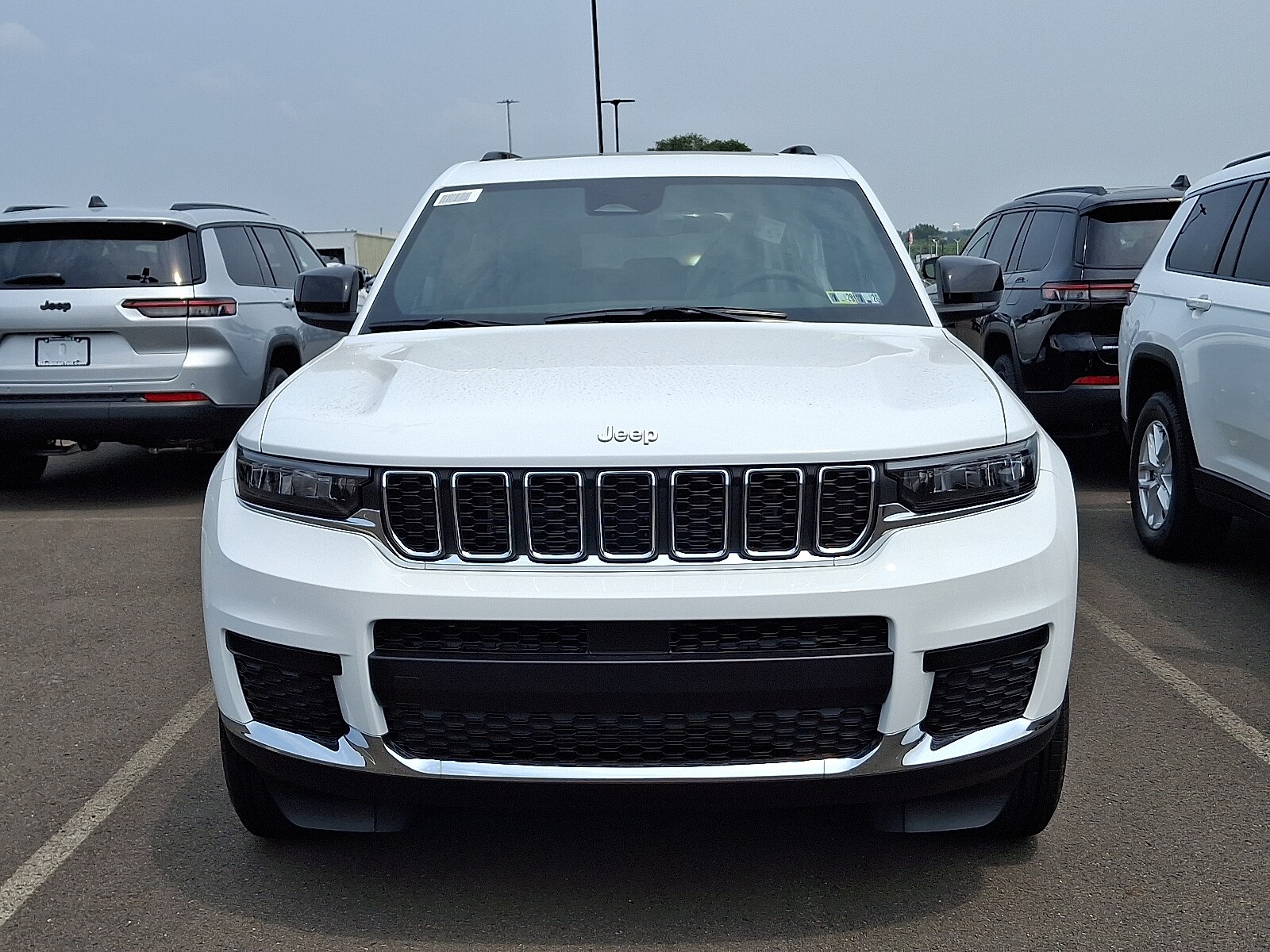 2025 Jeep Grand Cherokee Laredo photo 2