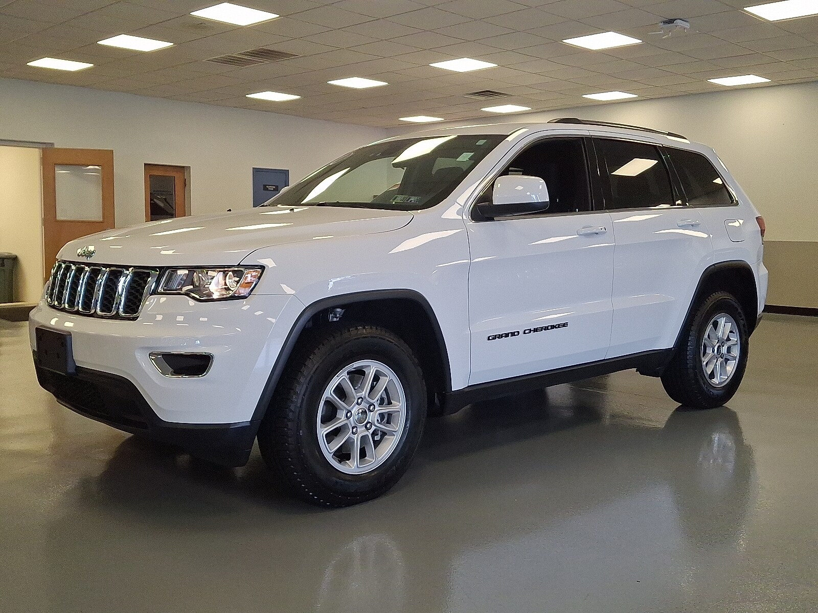 2020 Jeep Grand Cherokee Laredo E photo 2
