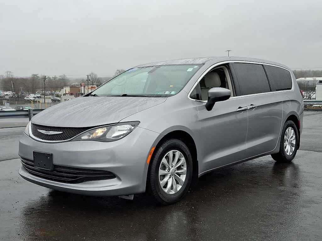 Used 2017 Chrysler Pacifica Touring Mini-van, Passenger