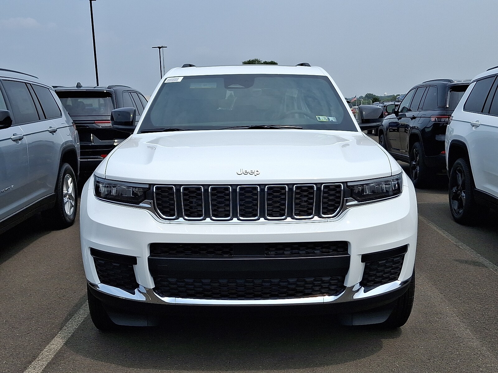 2025 Jeep Grand Cherokee Laredo photo 2