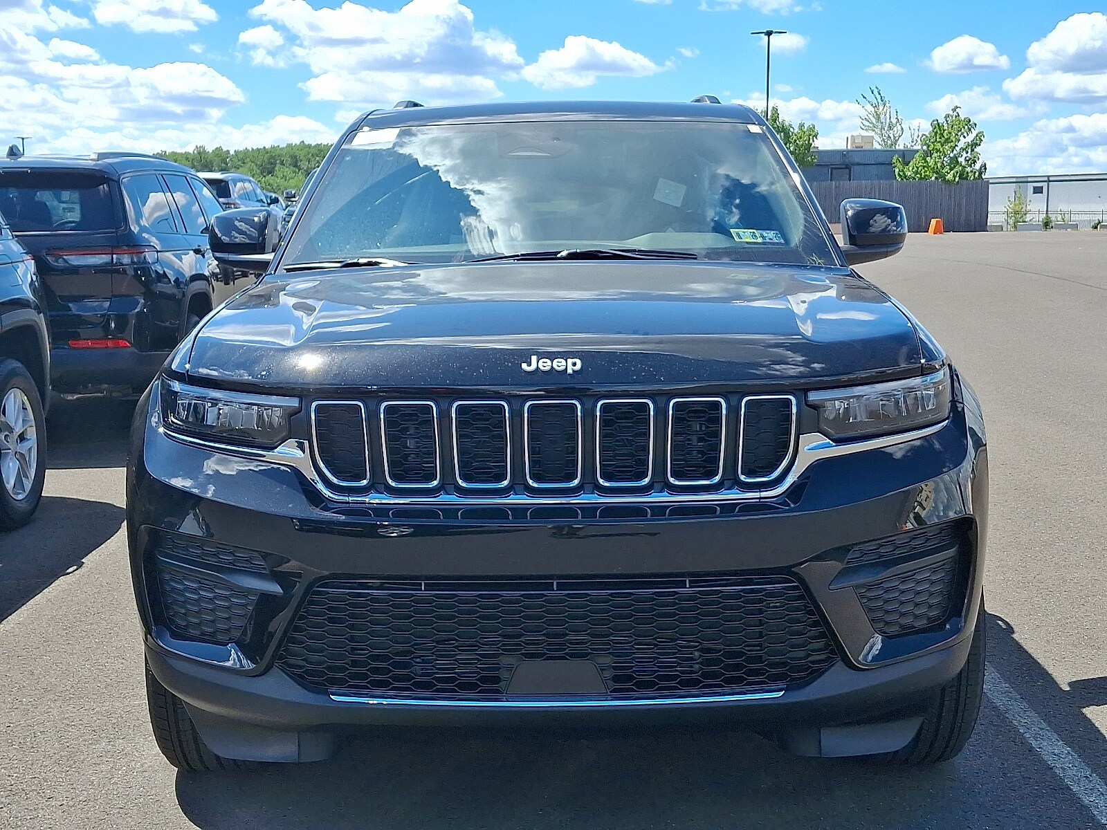 2025 Jeep Grand Cherokee Laredo photo 2