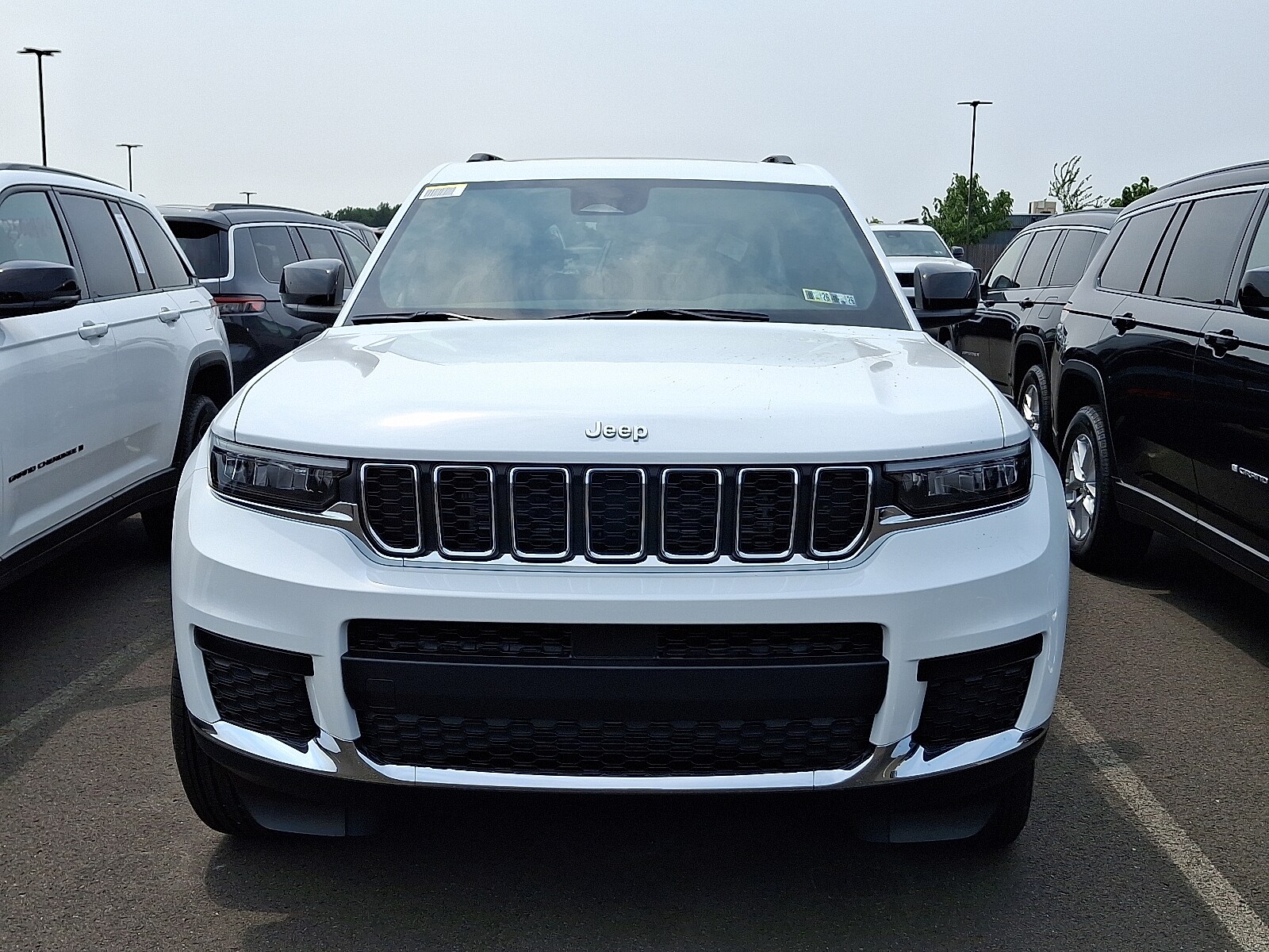 2025 Jeep Grand Cherokee Laredo photo 2