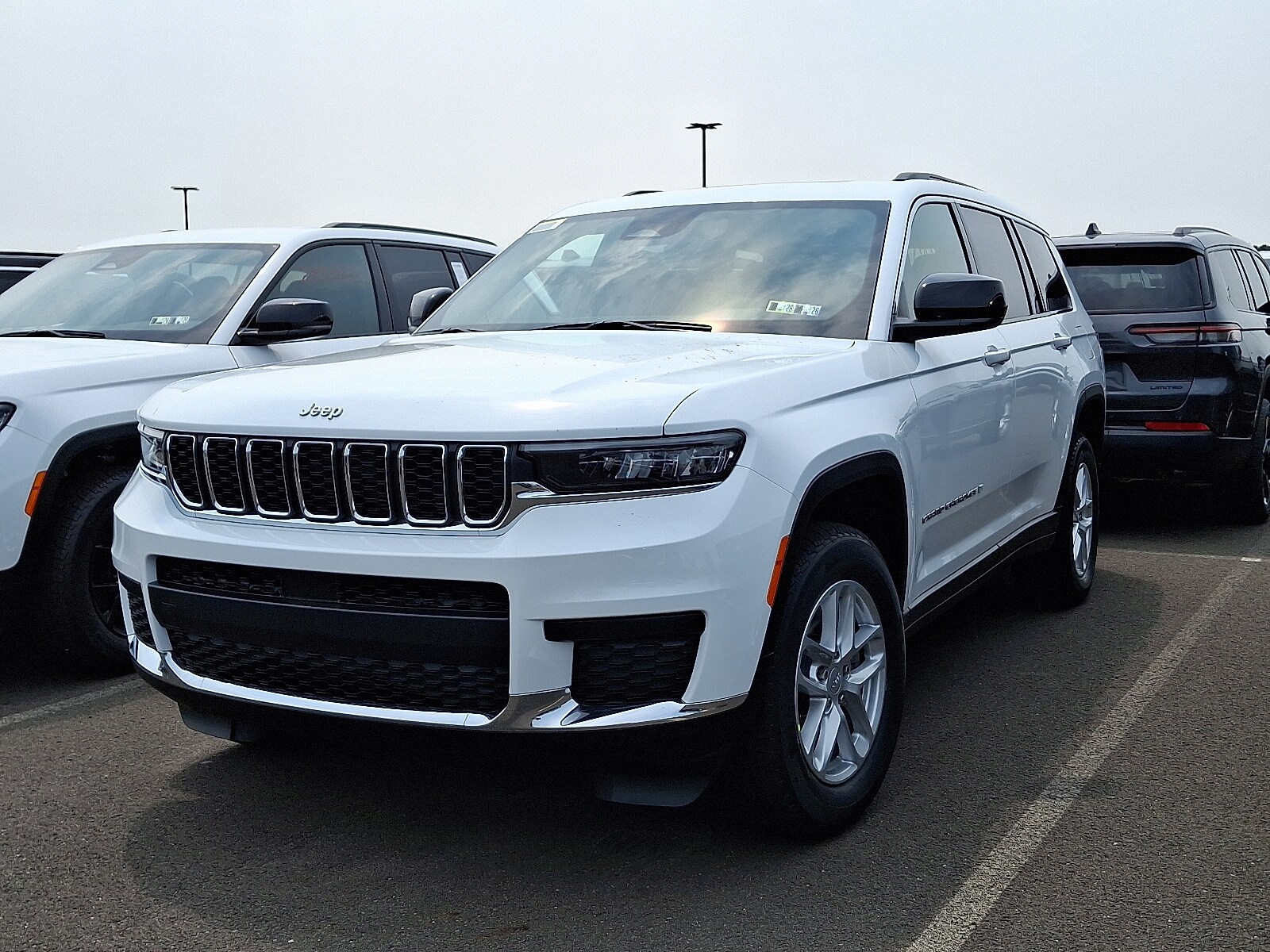 2025 Jeep Grand Cherokee Laredo photo 3