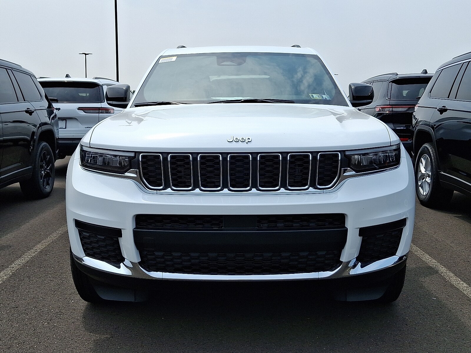 2025 Jeep Grand Cherokee Laredo photo 2