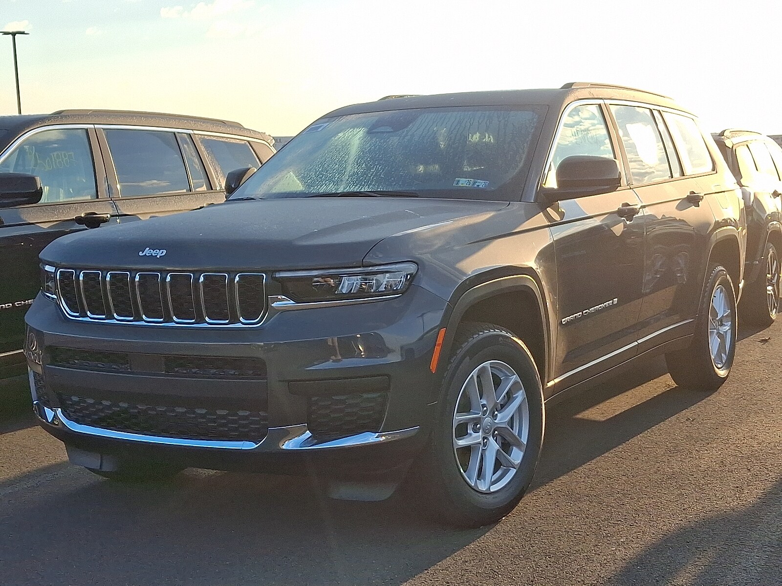 2025 Jeep Grand Cherokee Laredo X photo 3