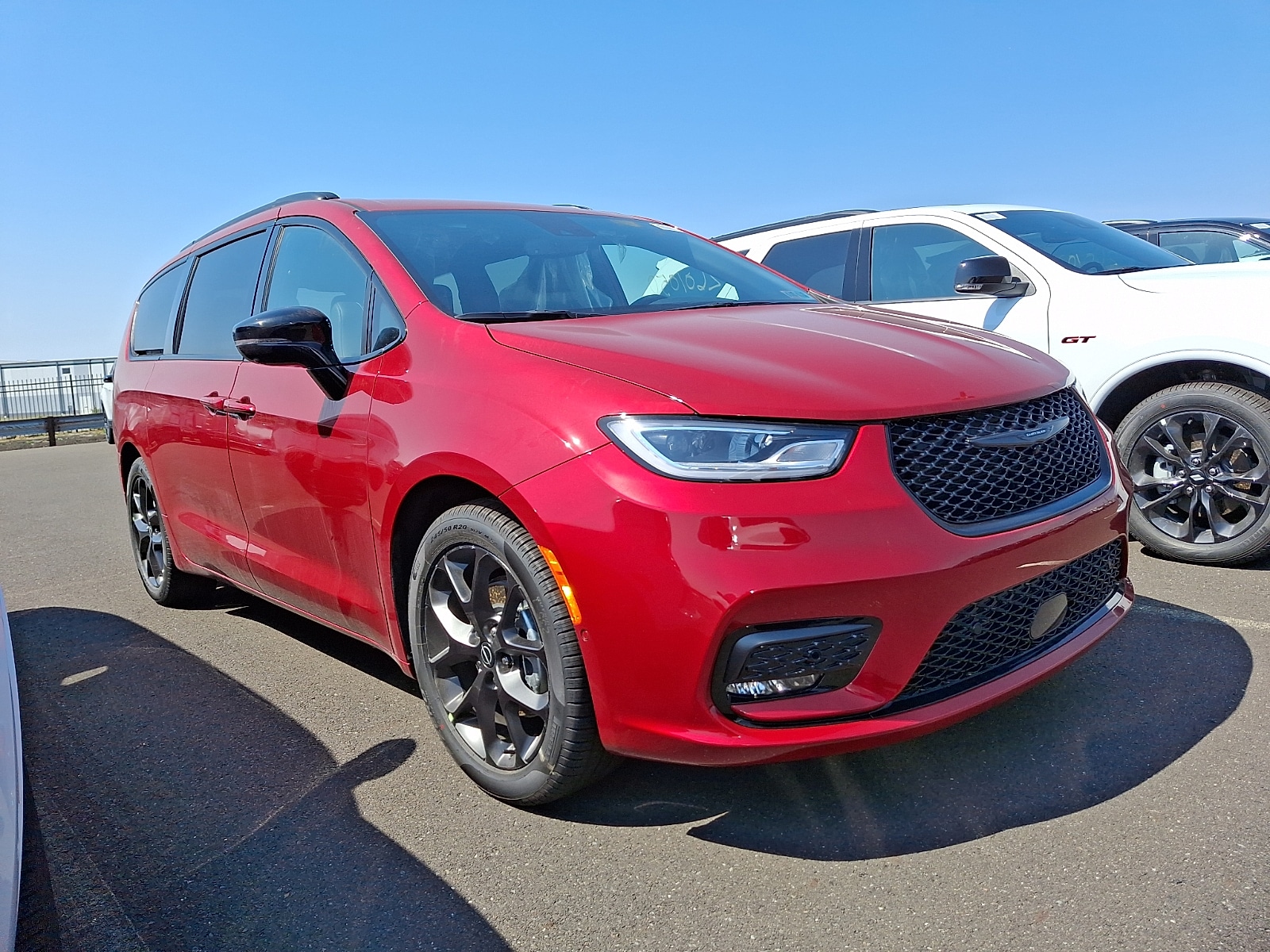 2026 Chrysler Pacifica Select's photo