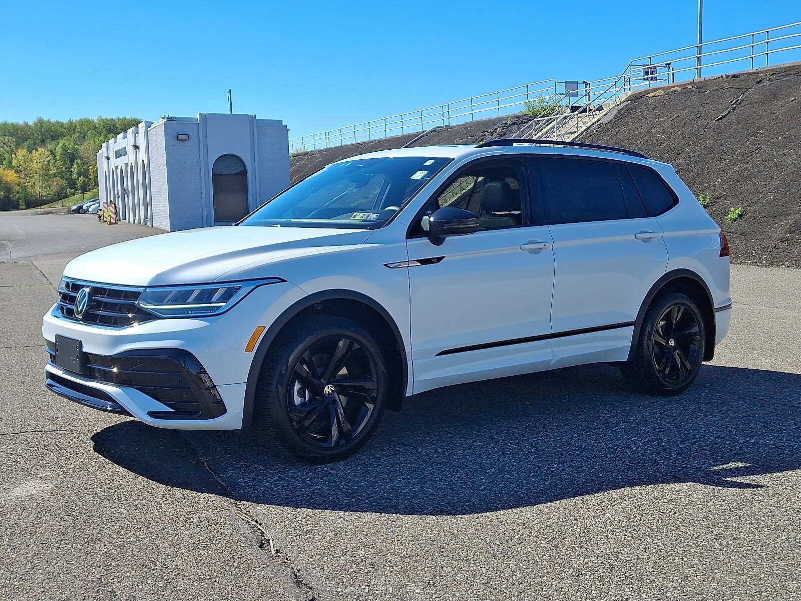 2023 Volkswagen Tiguan SE R-Line Black Sport photo 2