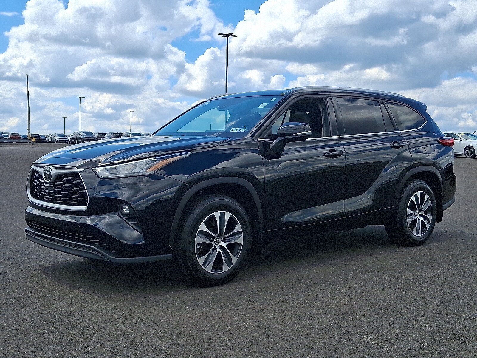 2020 Toyota Highlander XLE Sport photo 3