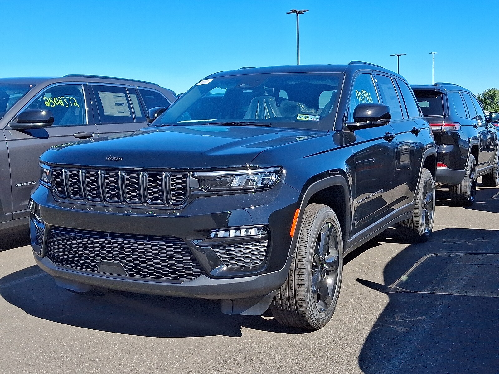 2025 Jeep Grand Cherokee Limited photo 3