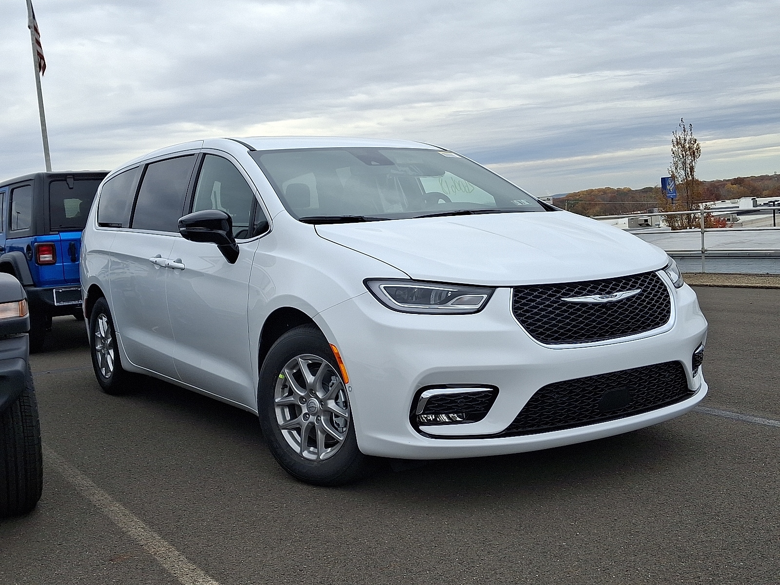 2026 Chrysler Pacifica Select's photo