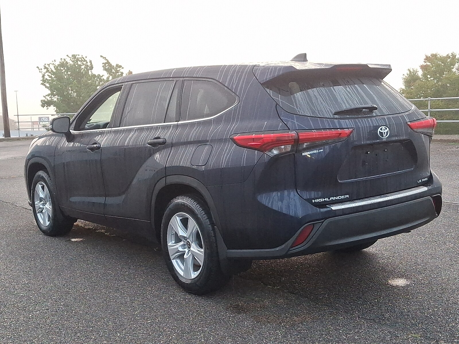 2022 Toyota Highlander LE photo 2