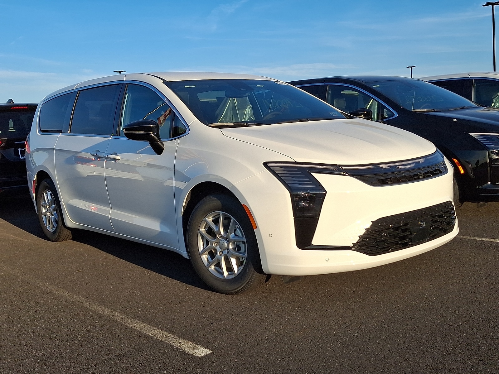 2027 Chrysler Pacifica Select's photo