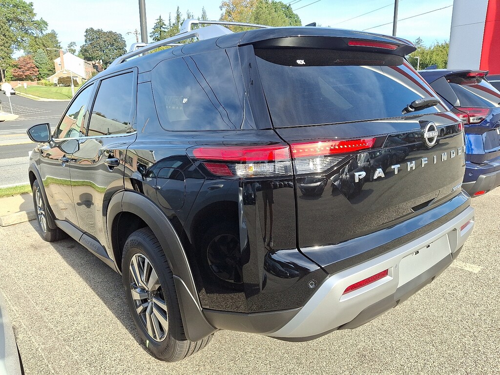 New 2025 Nissan Pathfinder SL 4WD Sport Utility