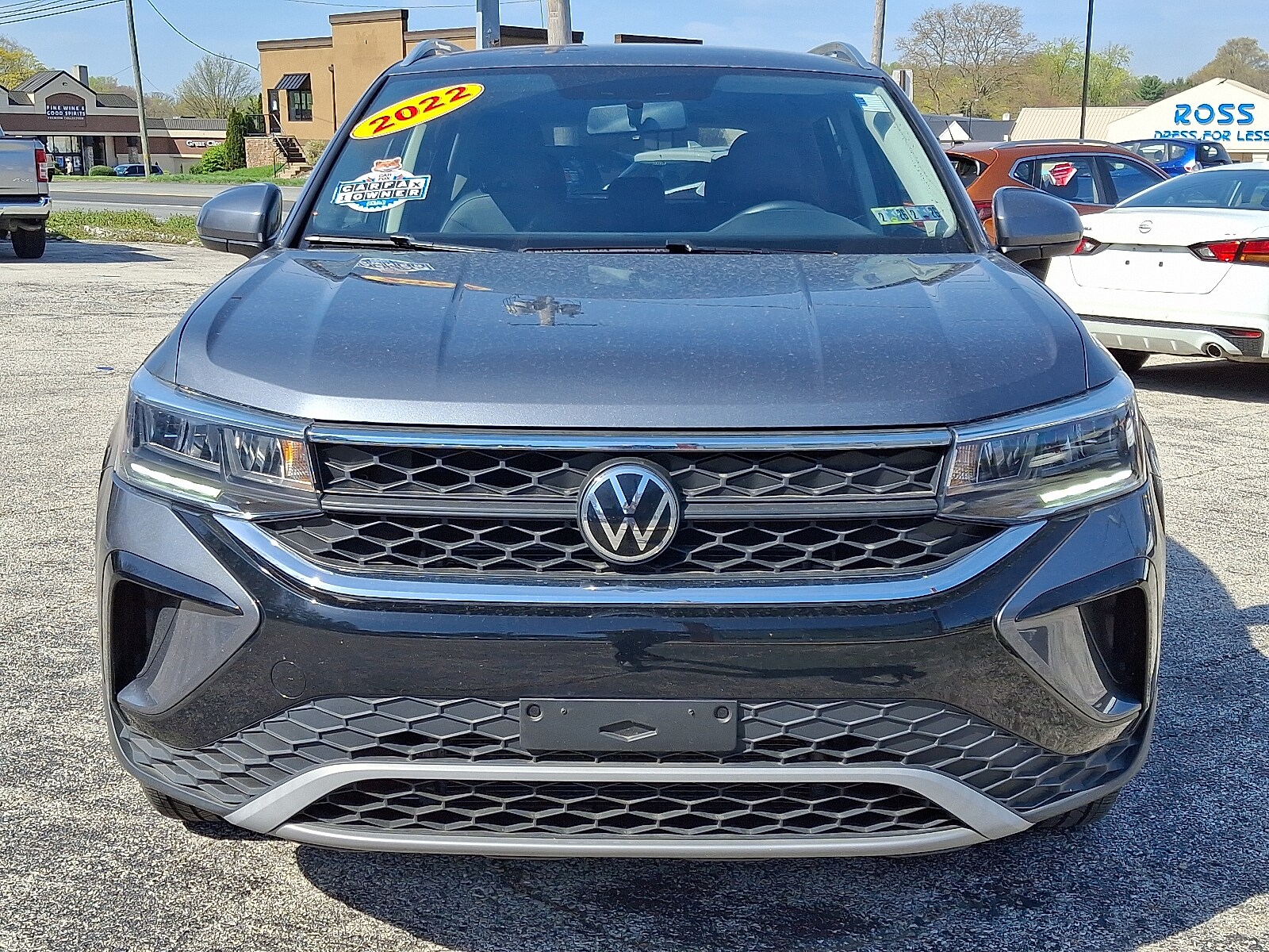 2022 Volkswagen Taos SE photo 2