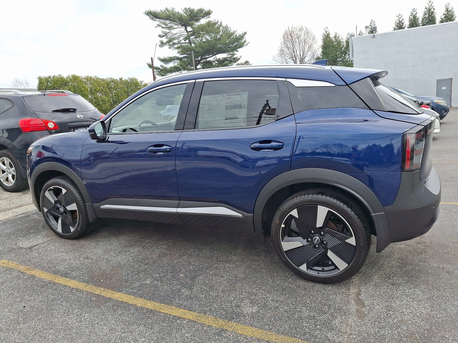 2025 Nissan Kicks SR photo 3