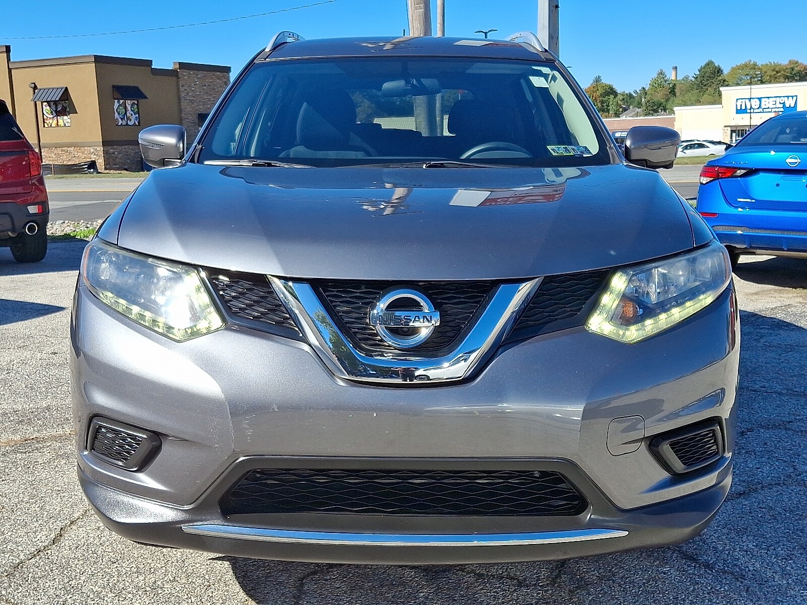 2016 Nissan Rogue SV photo 2