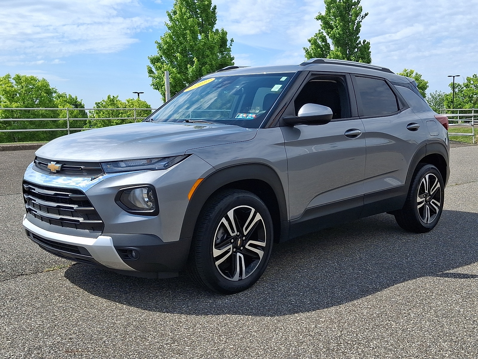 View vehicle photo 3