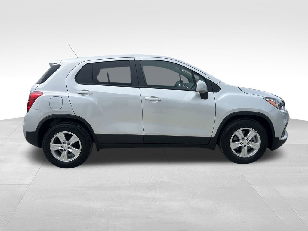 2022 Chevrolet Trax LS photo 3