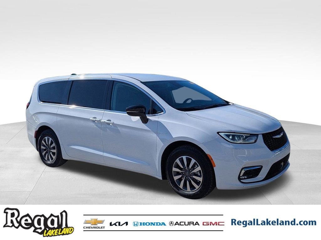 2024 Chrysler Pacifica PHEV Select's photo
