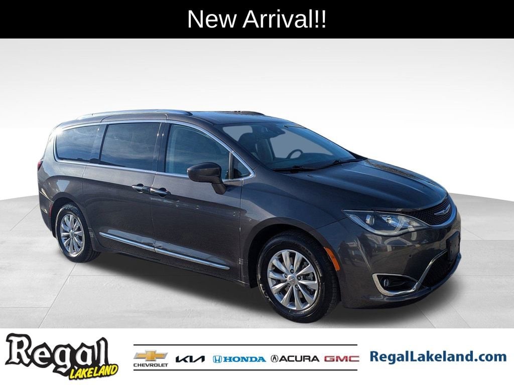 2018 Chrysler Pacifica Touring L's photo