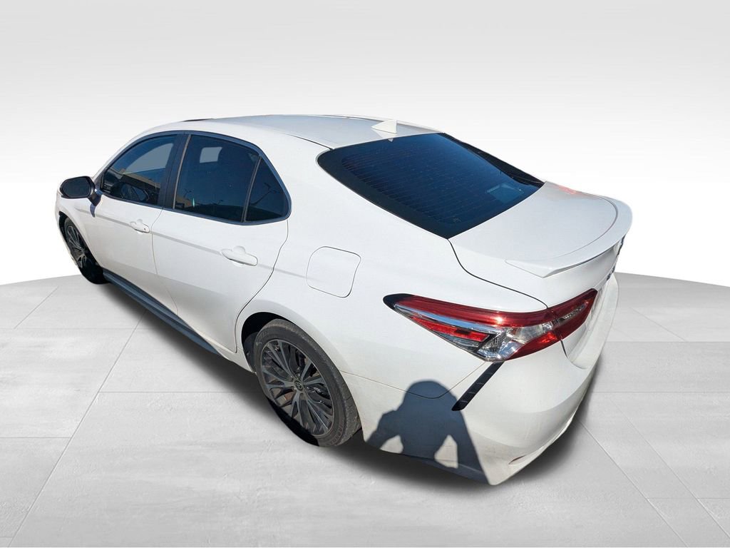 2020 Toyota Camry SE photo 3