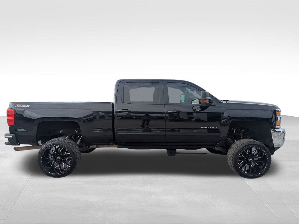 2017 Chevrolet Silverado 2500HD LT photo 3