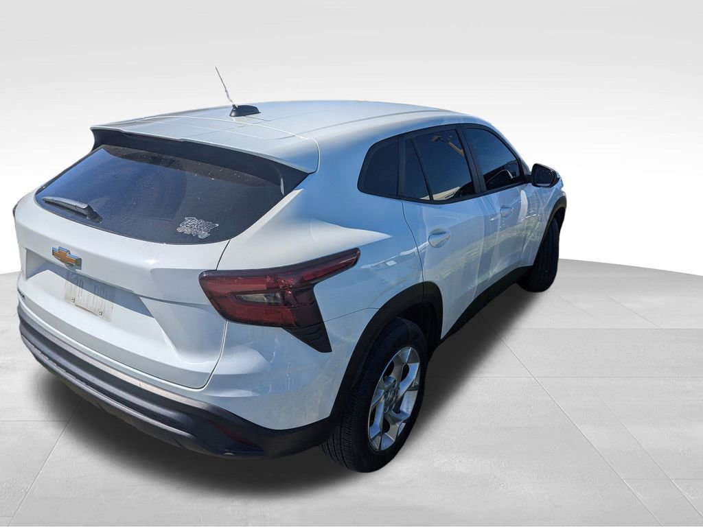 2024 Chevrolet Trax LS photo 2