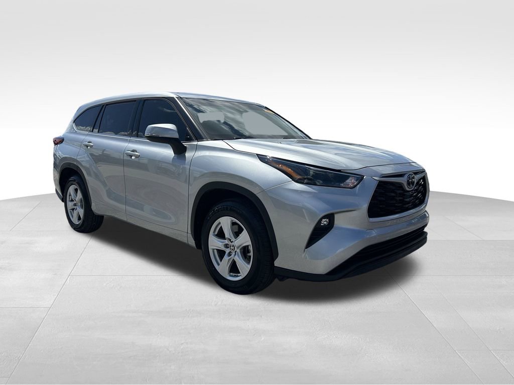 2022 Toyota Highlander LE photo 2