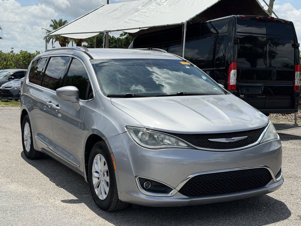 2019 Chrysler Pacifica Touring L's photo