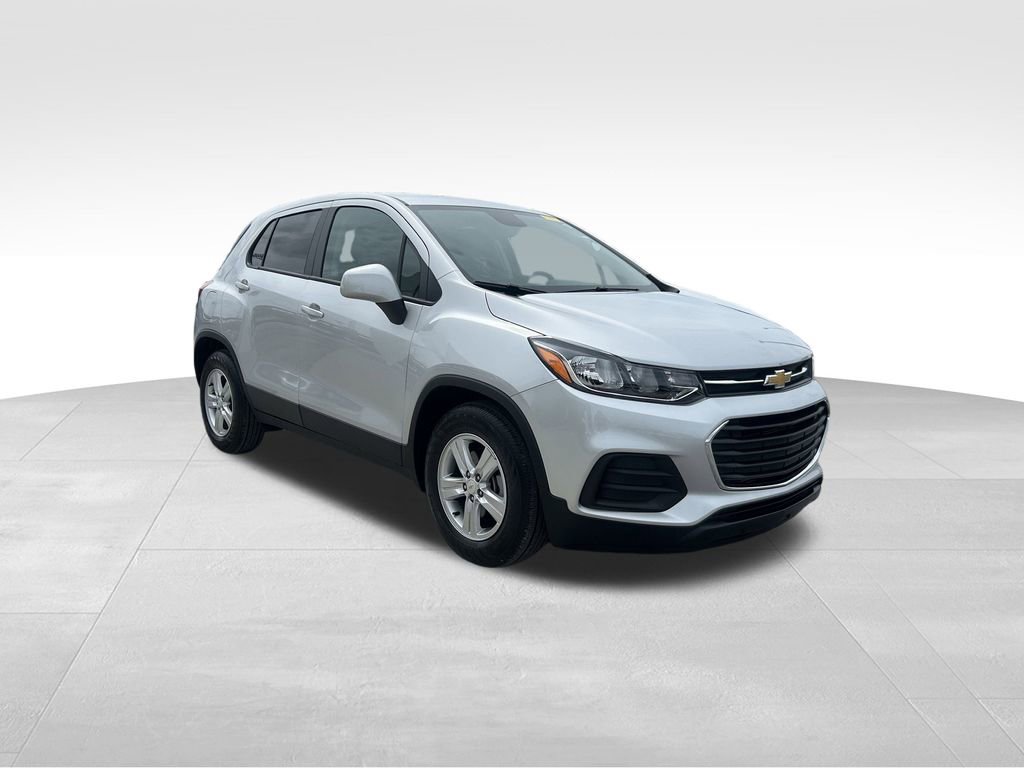 2022 Chevrolet Trax LS photo 2