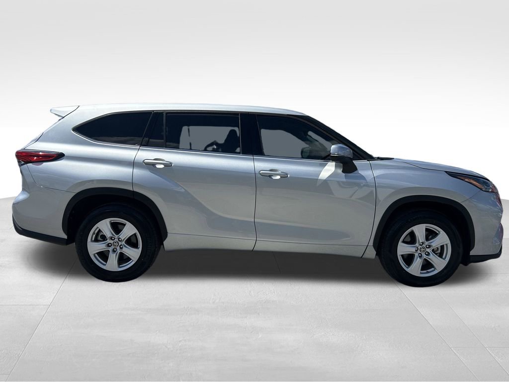 2022 Toyota Highlander LE photo 3
