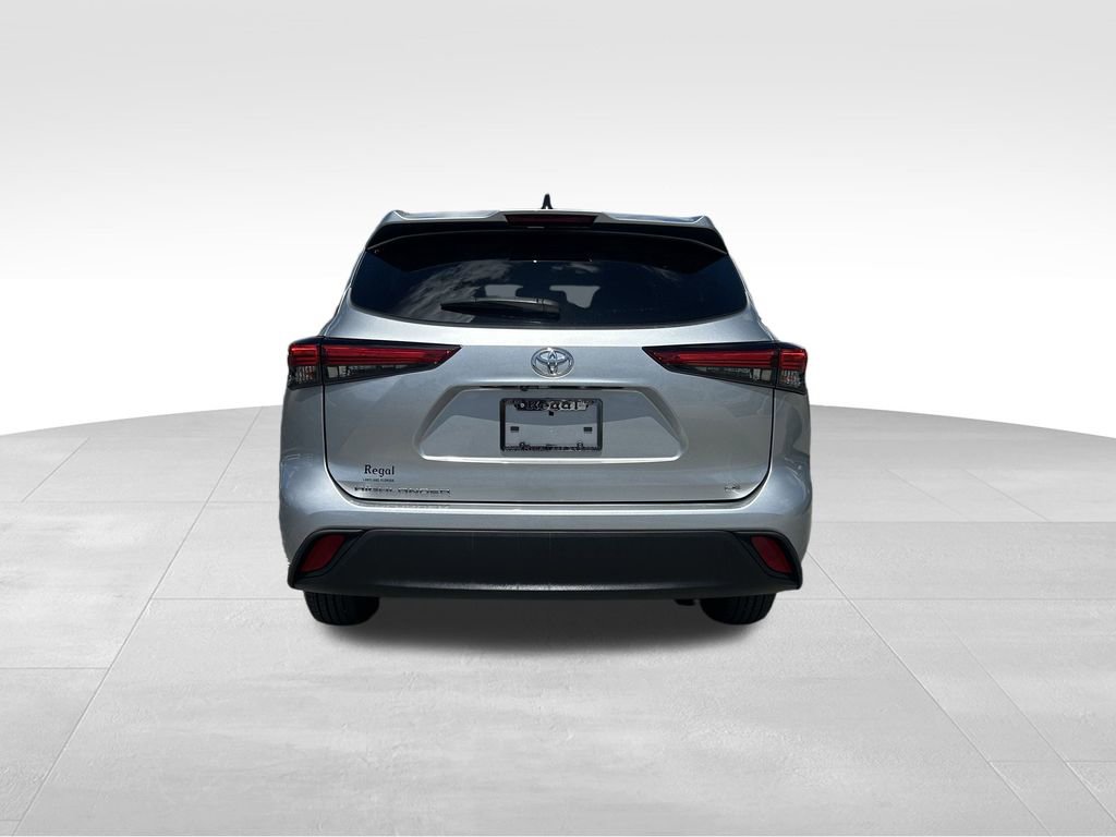 2022 Toyota Highlander LE photo 4