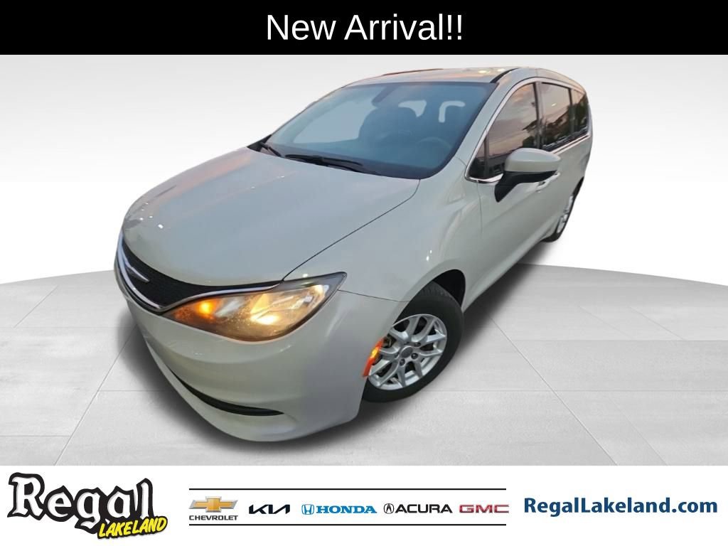 2017 Chrysler Pacifica Touring's photo