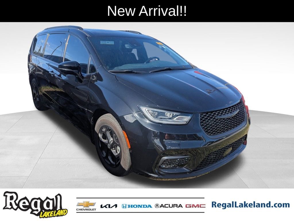 2025 Chrysler Pacifica PHEV Select's photo