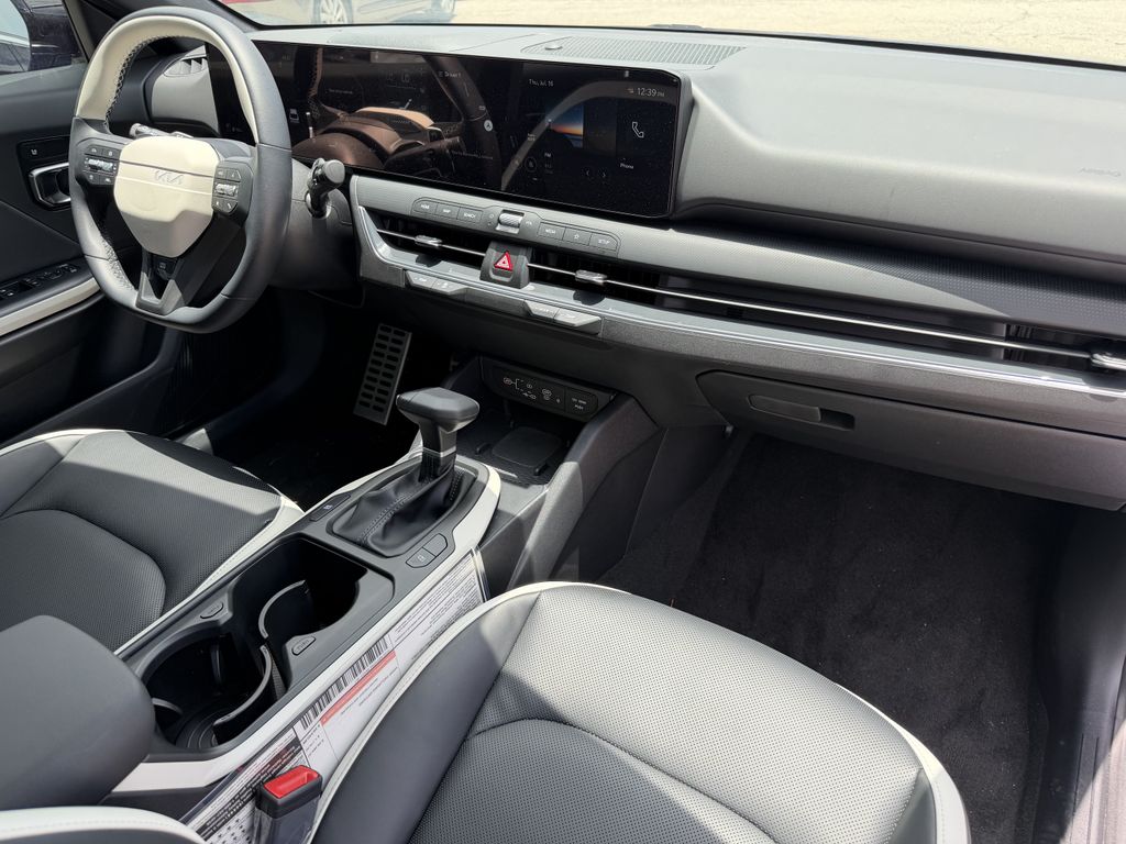 2025 Kia K4 GT-Line Turbo - Photo 11