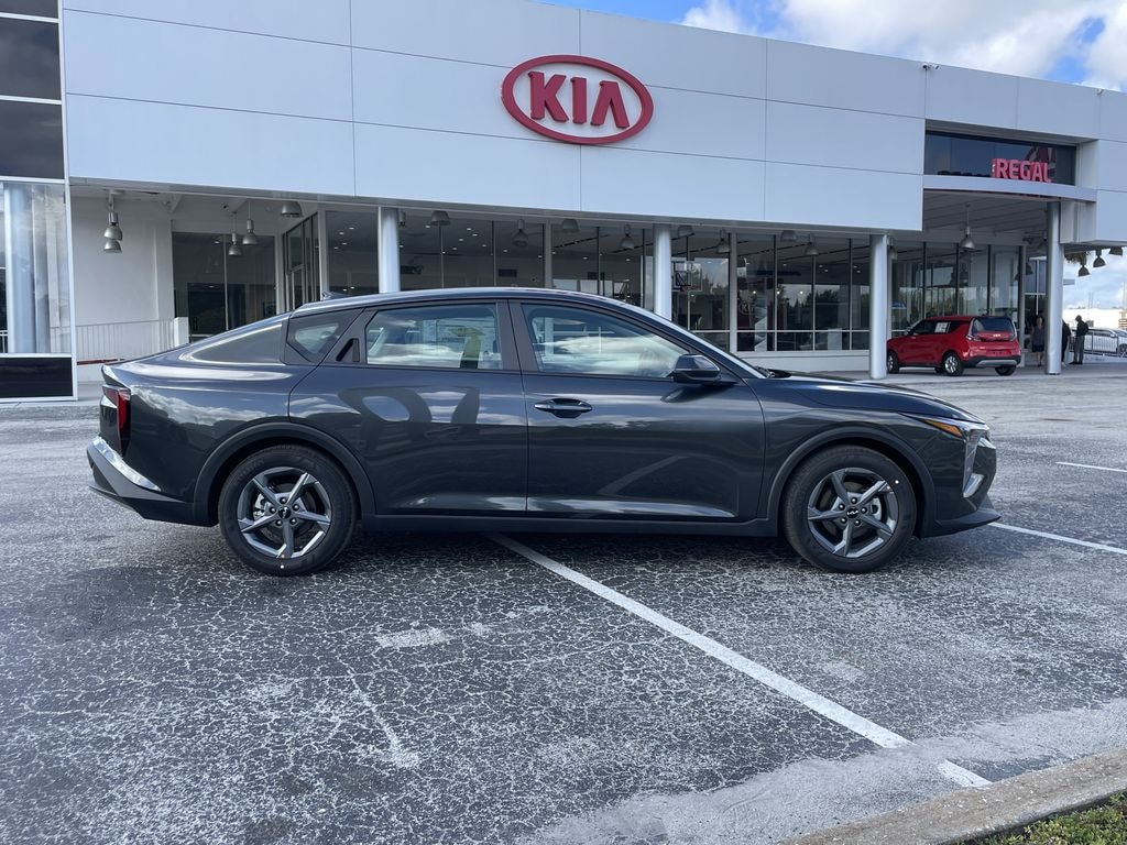 New 2025 Kia K4 LXS Sedan
