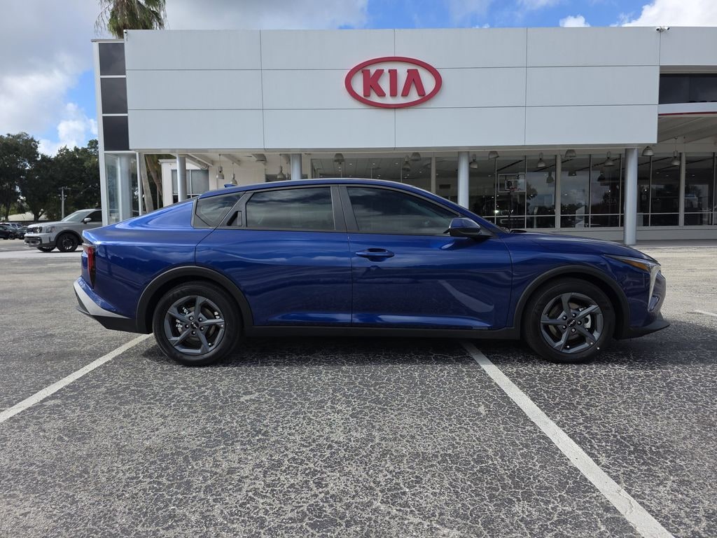 New 2025 Kia K4 LXS Sedan