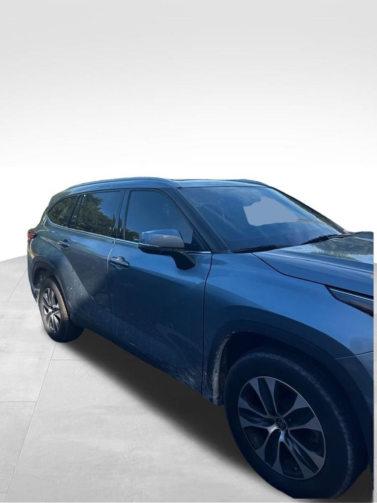 2022 Toyota Highlander XLE photo 2