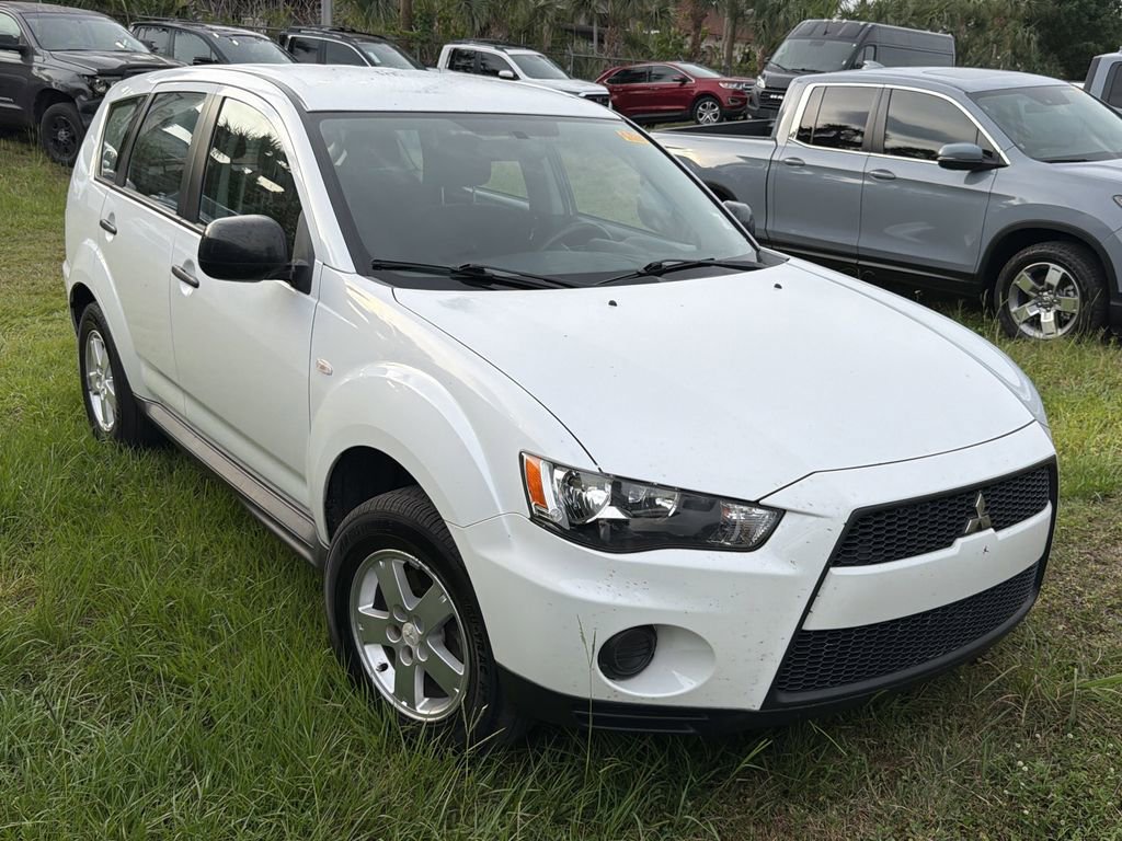 2010 Mitsubishi Outlander ES 2WD's photo