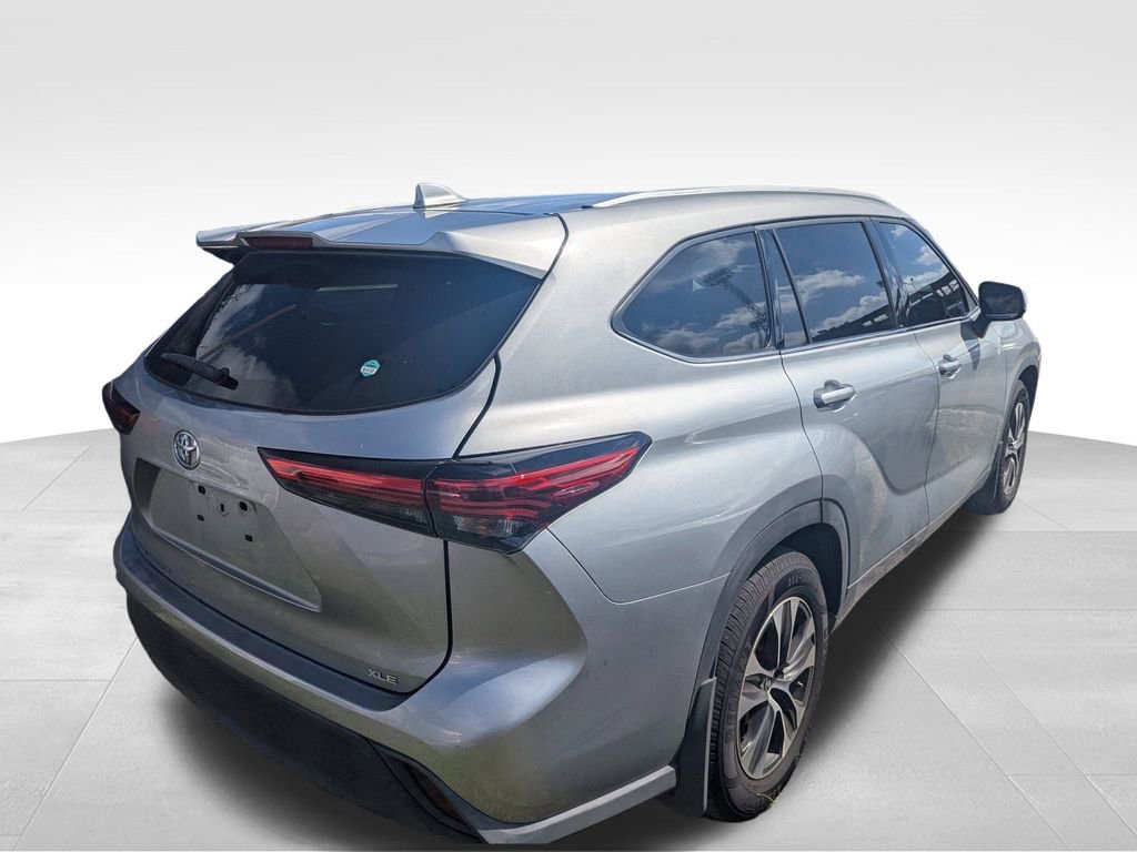 2022 Toyota Highlander XLE photo 2