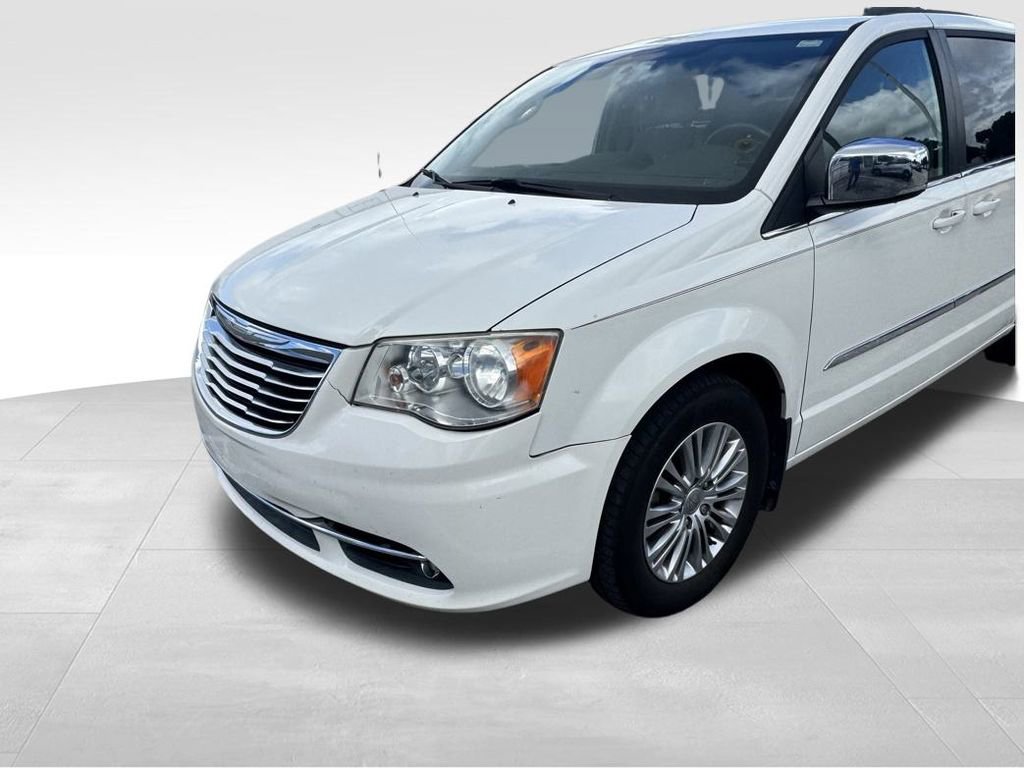 2013 Chrysler Town & Country photo 2
