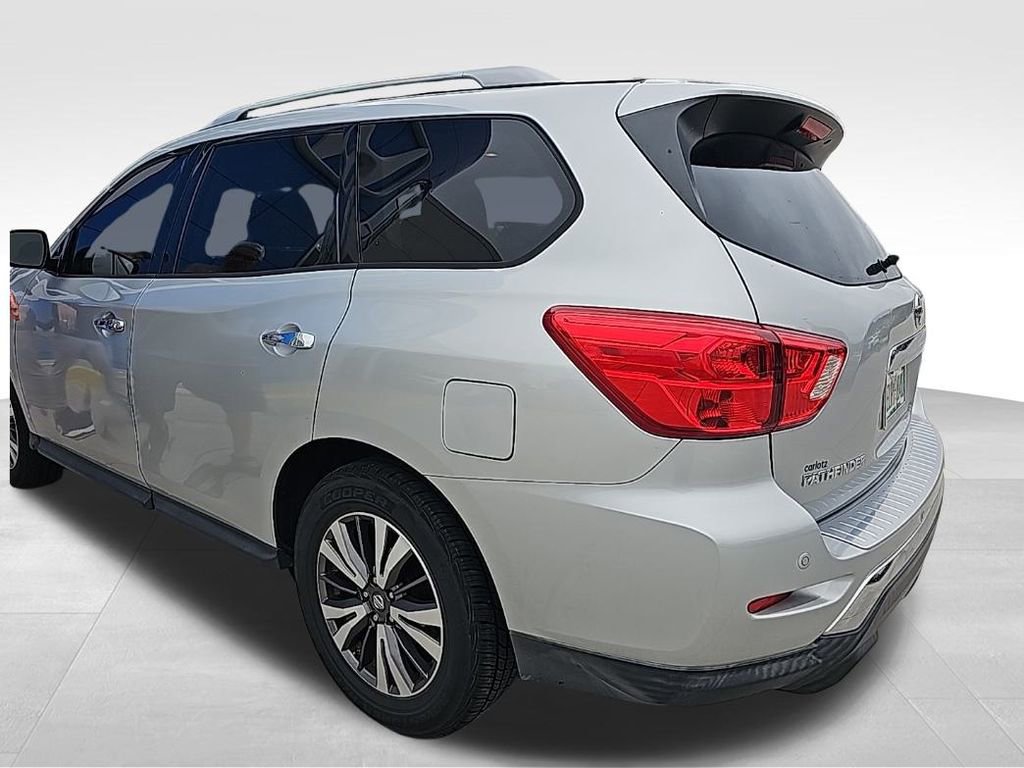2017 Nissan Pathfinder SV photo 3