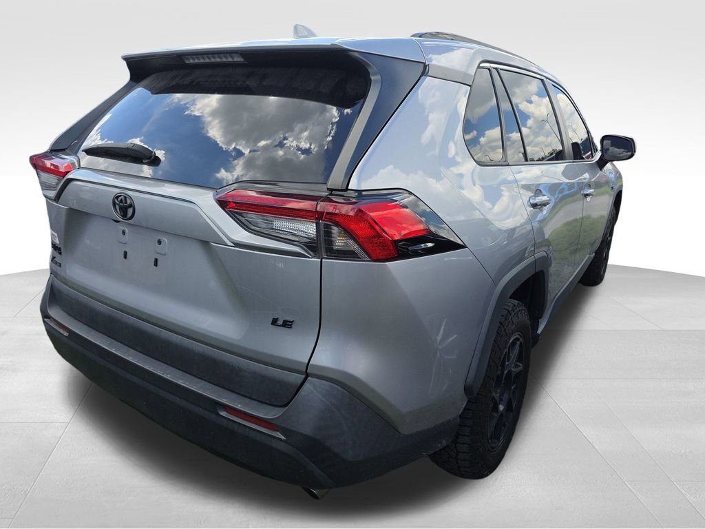 2021 Toyota RAV4 LE photo 4