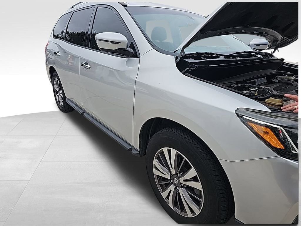 2017 Nissan Pathfinder SV photo 2