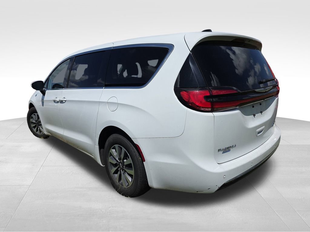 2023 Chrysler Pacifica Hybrid Touring L photo 3